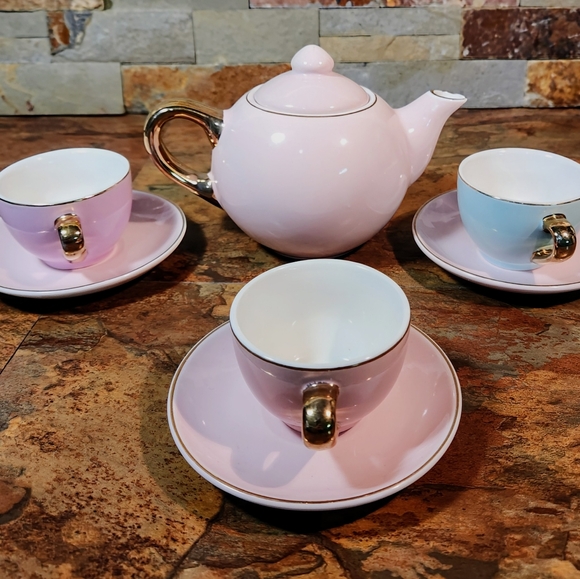 Kids tea cups and saucers And Tea Pot • Brand : F.A.O - Schwarz • - Picture 3 of 7